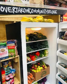 Imagem de geladeira comunitária em Nova Iorque com produtos veganos