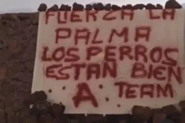 No local, foi deixada a faixa com os dizeres "Força, La Palma. Os cães estão bem