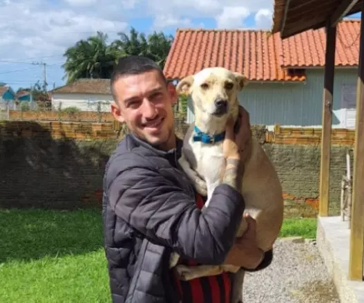 asomadetodosafetos.com - Rapaz que salvou cadelinha de enchente conta sobre o momento: ‘Ela me abraçou’